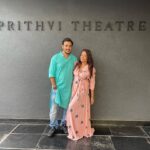 Archana Prajapati Instagram – After the show ❤️ 
.
❤️❤️🥰🥰🥰❤️❤️ 💐🌺🥰🔥🔥 

@prithvitheatre @directorshadab8 @castingnoor 
#play #showscratch #showsomelove #happy #lovestatus @directorshadab
