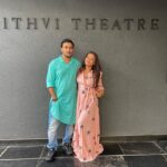 Archana Prajapati Instagram – After the show ❤️ 
.
❤️❤️🥰🥰🥰❤️❤️ 💐🌺🥰🔥🔥 

@prithvitheatre @directorshadab8 @castingnoor 
#play #showscratch #showsomelove #happy #lovestatus @directorshadab