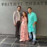 Archana Prajapati Instagram – After the show ❤️ 
.
❤️❤️🥰🥰🥰❤️❤️ 💐🌺🥰🔥🔥 

@prithvitheatre @directorshadab8 @castingnoor 
#play #showscratch #showsomelove #happy #lovestatus @directorshadab