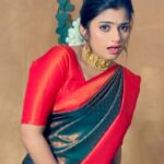 Archana Ravichandran Instagram – Oruthan azhagil sokki poyita ❤️

Makeup @kalaiartistry 
Costume @jolikum.collections 
Hair @hairdoby_aishu 
Jewels @kalaibridaljewels Studio K – The Creative Lounge