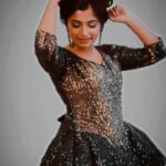 Archana Ravichandran Instagram - Control the crowd with your vibe❤️✌🏻 #chennaifashion #indoorphotography #vintagestyle #vintage #indowestern #chennaijazzcollection #o7bridal #devimakeup #devimakeupcbe #devimakeupkovai #thankgod #judsonphotography Inframe : @iam_archanaravichandran Makeup : @o7bridalartistry Photography : @alex_judeson Saree : @gasudesigners Jewels : @chennai_jazz Styling @manisareedrapist1