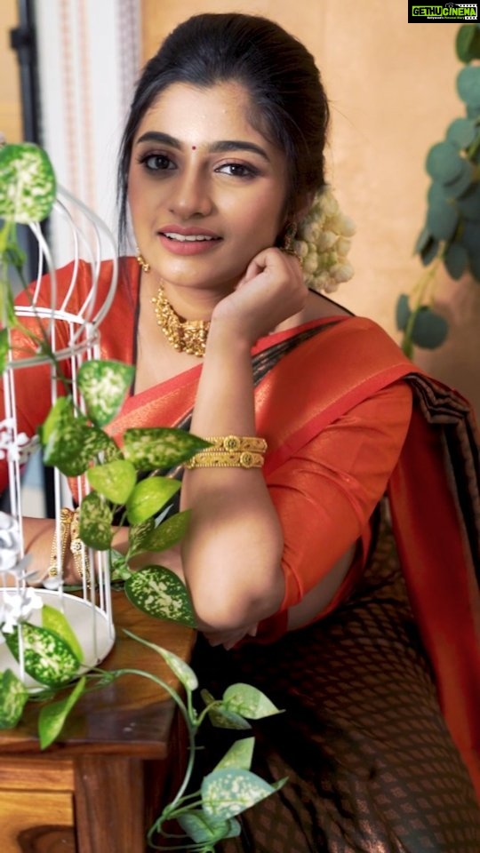 Archana Ravichandran Instagram - Smile, Sparkle, Shine💫 . . Pc : @redwood_photographyy Makeup: @kalaiartistry Costume: @jolikum.collections Hair: @hairdoby_aishu Jewels: @kalaibridaljewels