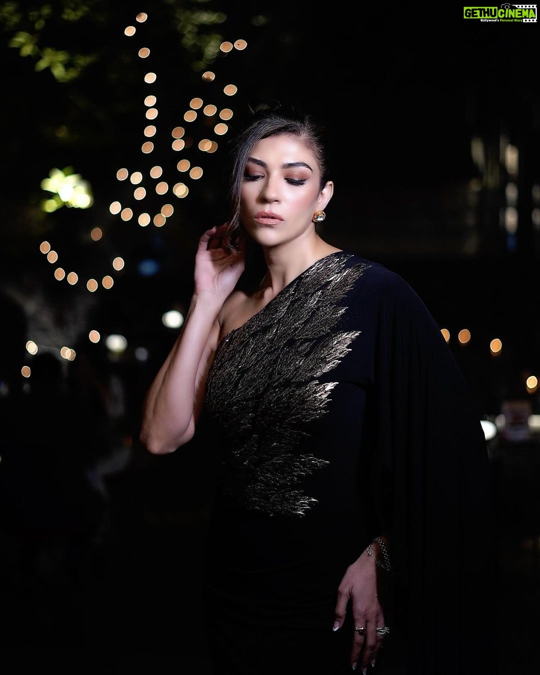 Archana Vijaya Instagram - Reaching out for the festive lights and the air purifier !!! If you may ! π Had the pleasure of hosting the launch of #RegioItalia by @raymond_the_complete_man last night at the Italian Embassy in Delhi . Truly was a breathtaking show, beautifully done by @anuahuja1 and the ensembles were magnifico to say the least ! π―β₯οΈ Outfit - @namratajoshipura Make up - @makeupbyniharikamukim Hair - @rajchauhan_hairstylist