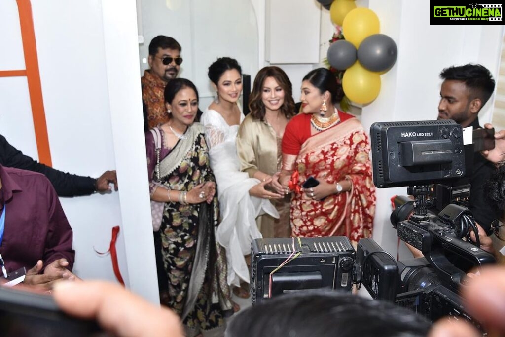 Archita Sahu Instagram - At the opening ceremony of @ecobelleza_rourkela with @mahimachaudhry1 and @smriti_sweta at Rourkela! Here is the destination for skin care , hair care and makeup ! Get ready for the upcoming festivals @ecobellezathesalon #salon #beauty #makeup #haircare #skincare #loveformakeup #ecobelleza #hairstyle