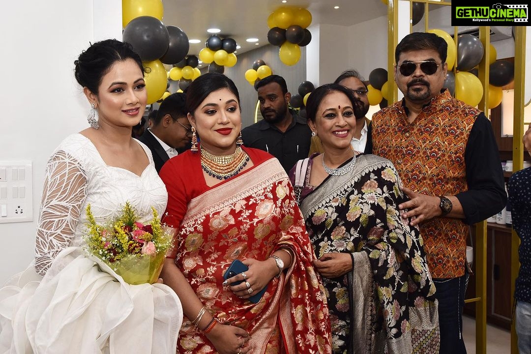 Archita Sahu Instagram - At the opening ceremony of @ecobelleza_rourkela with @mahimachaudhry1 and @smriti_sweta at Rourkela! Here is the destination for skin care , hair care and makeup ! Get ready for the upcoming festivals @ecobellezathesalon #salon #beauty #makeup #haircare #skincare #loveformakeup #ecobelleza #hairstyle