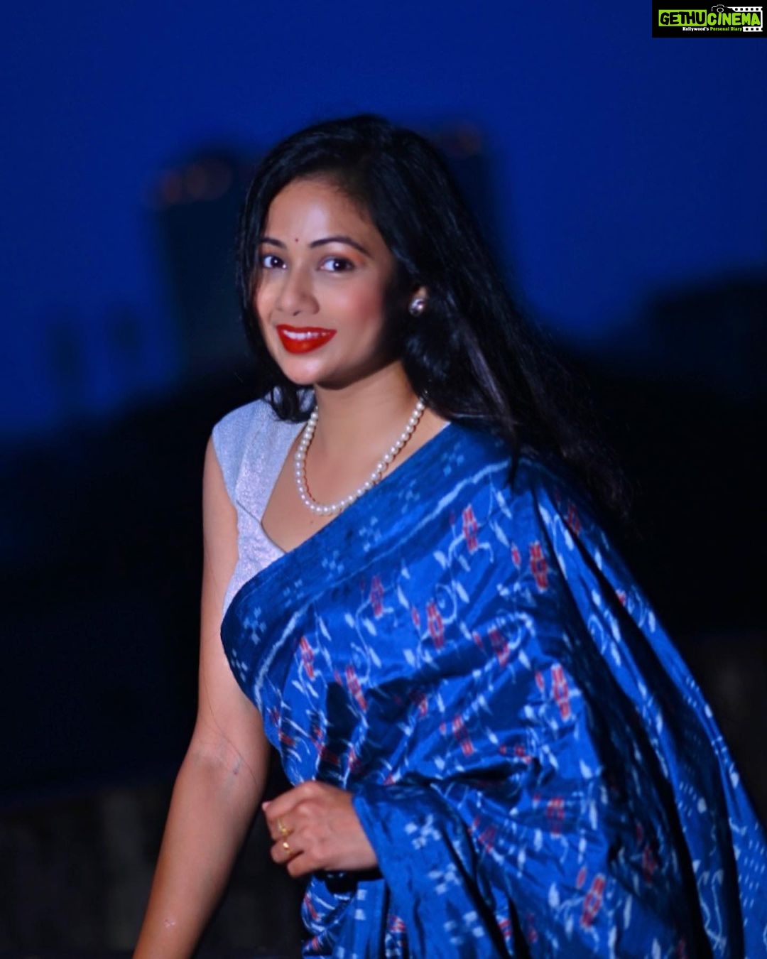 Archita Sahu Instagram - Casual evenings in saree π Gorgeous saree by @iktaara_by_anindita πΈ @bikash.sahoo.5477 #magnumopusodishaweaves #iktaaraodiyavarnamalasaree #MyHandloomMyPride #vocalforlocal #wearhandloom #handloomsaree #archita #sabyarchita #odishaweaves #odishahandloom #sareestyling #fashionstyling #archita #sareefashion #sareelove #sareeinfluencer #odishaloom #pattasaree #sareeindia