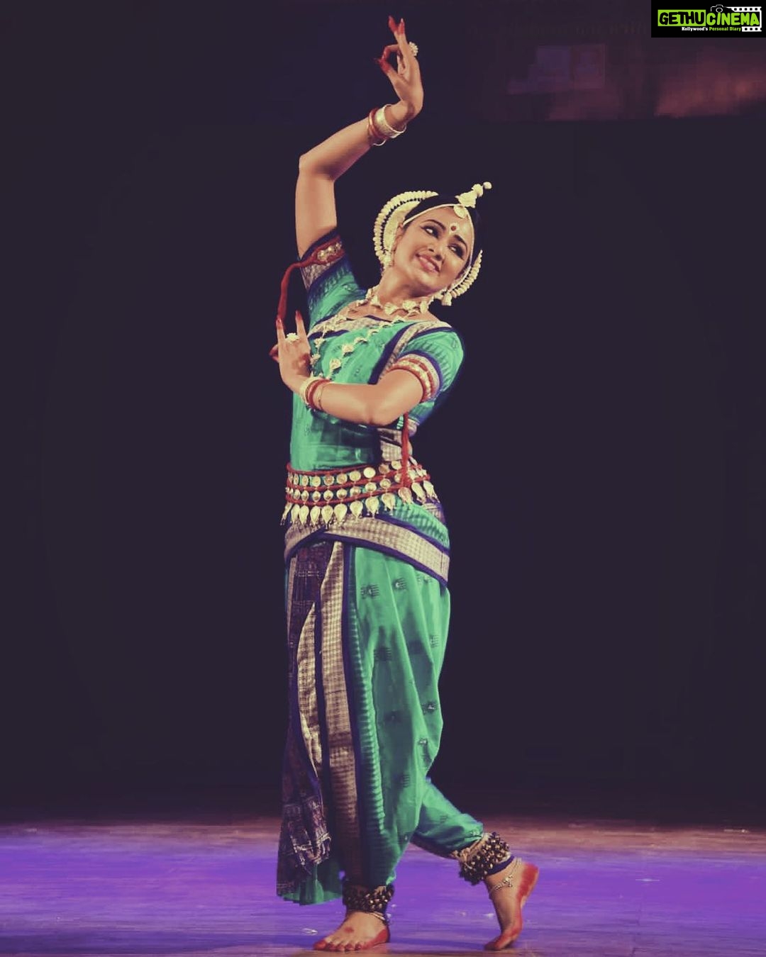 Archita Sahu Instagram - Happy Janmashtami πππ May the natkhat nandlal always give you cute reasons to smile π Ps: Always delighted to perform under the guidance of my Guruji @_dr_pitambar_biswal_ @suraviodissi #happyjanmastami #janmastami #janmastamispecial