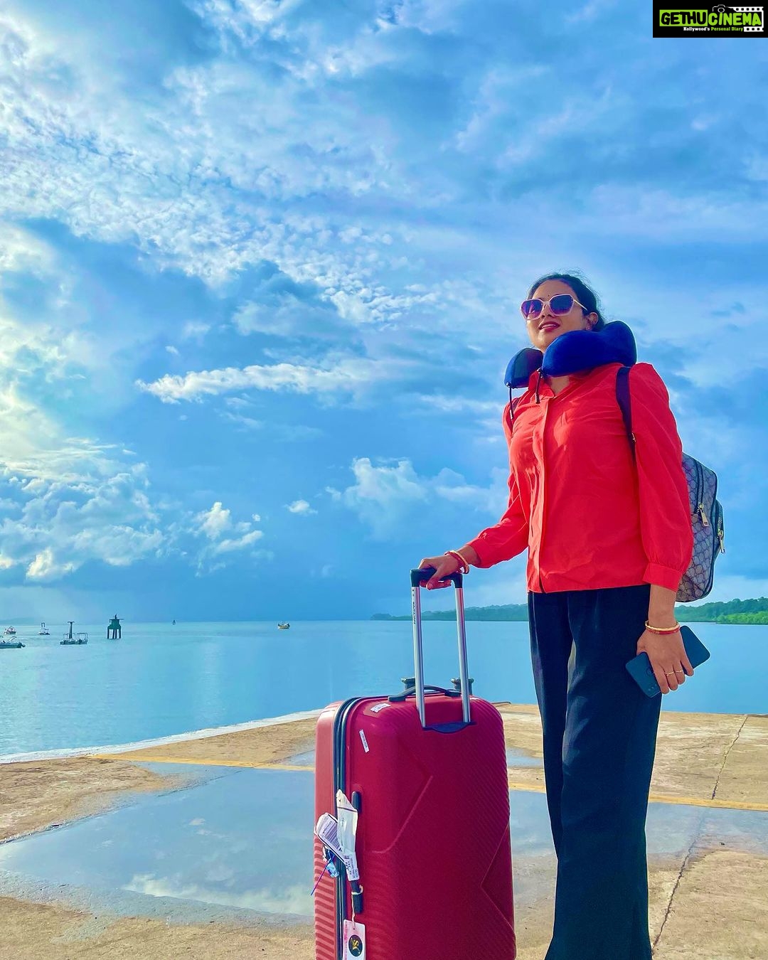 Archita Sahu Instagram - What does my bag tag say ?πππ¬ #sa #sabyarchita #traveller #travelphotography #strollers #loveyourself #beach #waterbaby #beachvibes #sunrise #sunriseatthebeach #beachgirl #archita #sunrises #morningmotivation #mornings