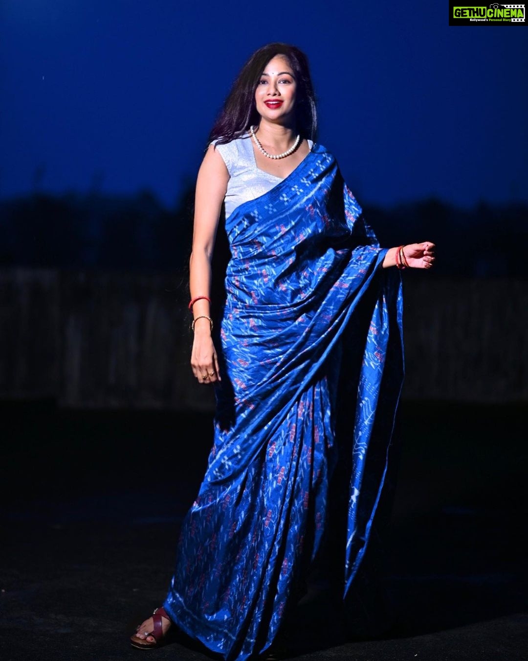 Archita Sahu Instagram - Casual evenings in saree π Gorgeous saree by @iktaara_by_anindita πΈ @bikash.sahoo.5477 #magnumopusodishaweaves #iktaaraodiyavarnamalasaree #MyHandloomMyPride #vocalforlocal #wearhandloom #handloomsaree #archita #sabyarchita #odishaweaves #odishahandloom #sareestyling #fashionstyling #archita #sareefashion #sareelove #sareeinfluencer #odishaloom #pattasaree #sareeindia