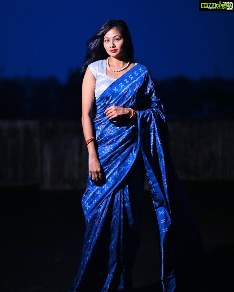 Archita Sahu Instagram - Casual evenings in saree 💙 Gorgeous saree by @iktaara_by_anindita 📸 @bikash.sahoo.5477 #magnumopusodishaweaves #iktaaraodiyavarnamalasaree #MyHandloomMyPride #vocalforlocal #wearhandloom #handloomsaree #archita #sabyarchita #odishaweaves #odishahandloom #sareestyling #fashionstyling #archita #sareefashion #sareelove #sareeinfluencer #odishaloom #pattasaree #sareeindia