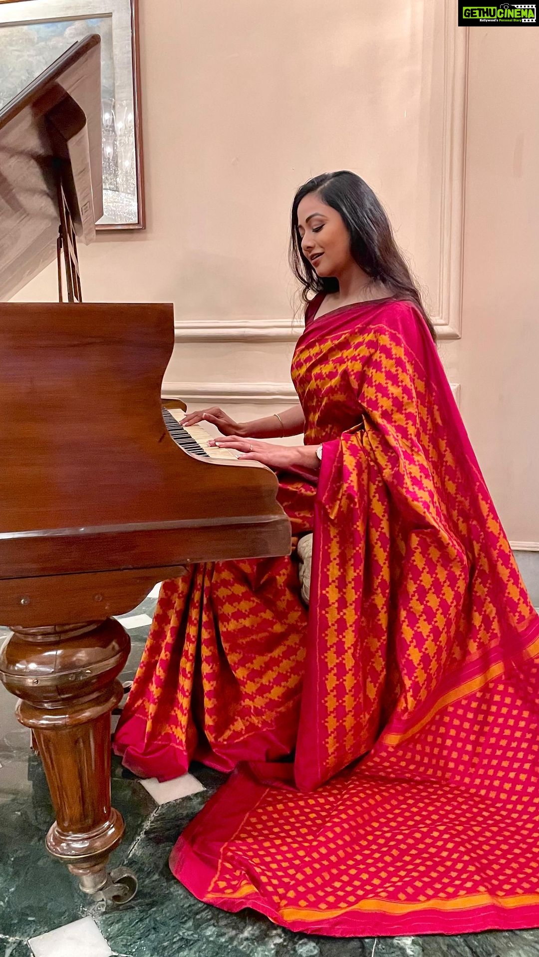 Archita Sahu Instagram - My #handloomwalicelebration with my @iktaara_by_anindita saree and piano❤️ PS : I am playing the piano but have put insta music to give you a better experience until I am eligible for the same !!!🤭 #nationalhandloomday #magnumopusodishaweaves #handloomday #iktaaraodiyavarnamalasaree #MyHandloomMyPride #vocalforlocal #wearhandloom #handloomsaree #archita #sabyarchita #odishaweaves #odishahandloom #sareestyling #fashionstyling #sareefashion #sareelove #sareeinfluencer #handloominfluencers #odishaloom #sambalpuri #sambalpurisaree #pattasaree #sareeindia