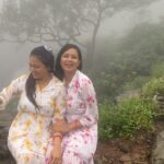 Archita Sahu Instagram - बारिश में भीगने का मजा बहना के साथ कुछ और ही है❤️❤️❤️ #sistersgoals #sisters #sisterslove #sisterday #archita #architaholics #arpita #lonavla #holiday