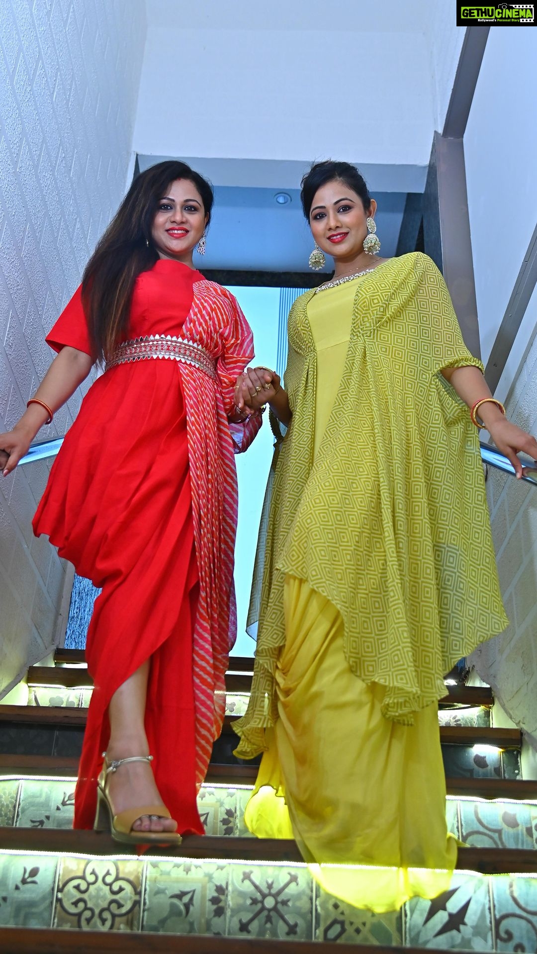Archita Sahu Instagram - A chali to remember 😂😂😂 Btw our lovely outfit and earrings by @evolveamultidesignerstore #sisters #sisterslove❤️ #family #fashionwithsister #fashionista #archita #architaholics #gown #partywear #partylook #pose #partyideas #partytime #eveningwear #eveningdress