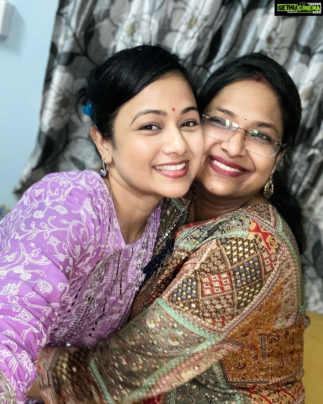 Archita Sahu Instagram - You are that friend who taught me what real friendship is ! We both have shared emotions without even sharing them in words.Those ‘remember when’ moments with you either brings tears or sheer joy. You may live miles apart but you will always be in my heart. Btw last pic shows the ‘’bechaare”” singles of our college 😬😂😜@ananyadas22 I love you ❤️ #happyfriendshipday #friendsforever #friendsforlife #friendshipgoals #friendsforever❤️ #odisha #philladelphia #friendship #longdistancefriendship