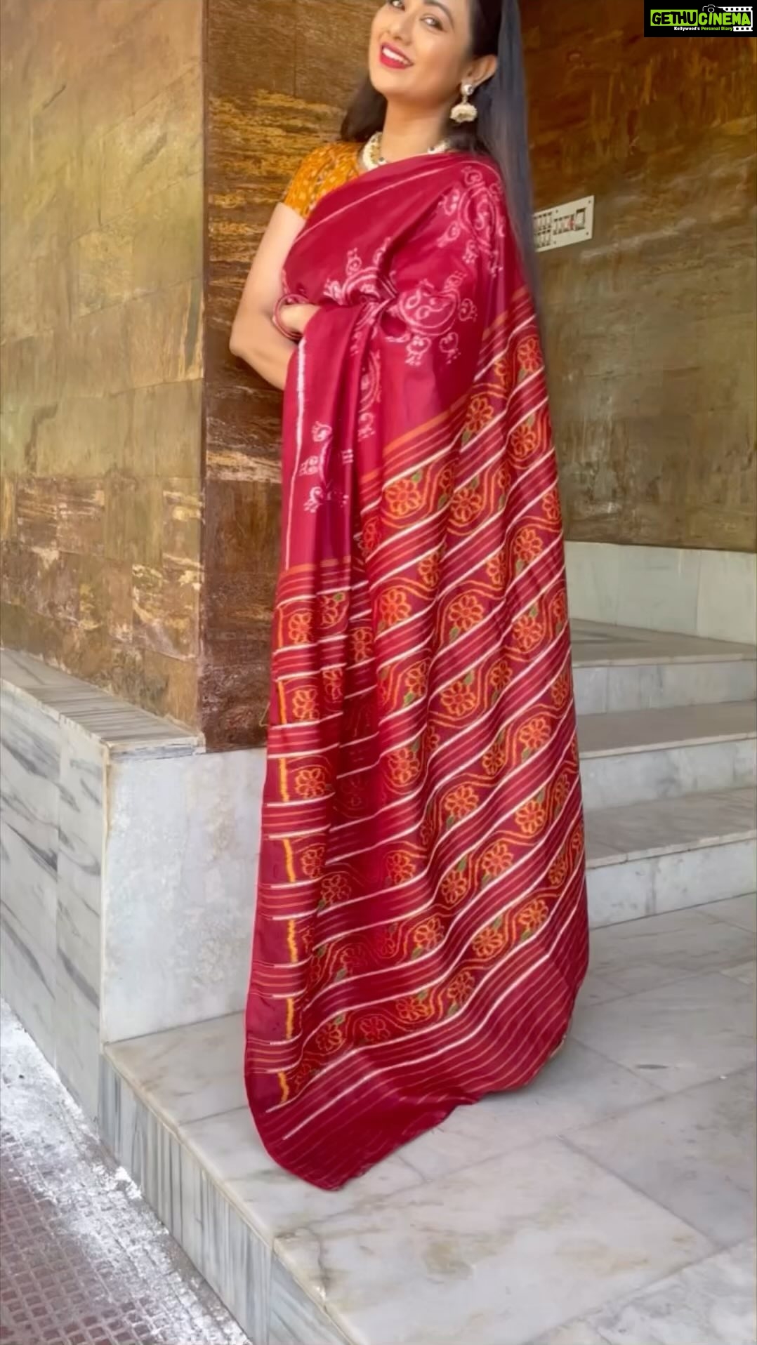 Archita Sahu Instagram - As we bid good bye to Maa Durga, here I share my puja looks of the season. All the looks were exclusively planned by my dearest Ani @iktaara_by_anindita This time I had no time to chose, I just believed in her and here are the final looks ! #magnumopusodishaweaves #metadurgapujasquad #durgapuja2023 #iktaaraodiyavarnamalasaree #MyHandloomMyPride #vocalforlocal #wearhandloom #handloomsaree #archita #sabyarchita #odishaweaves #odishahandloom #sareestyling #fashionstyling #archita #sareefashion #sareelove #odishaloom #pattasaree #sareeindia