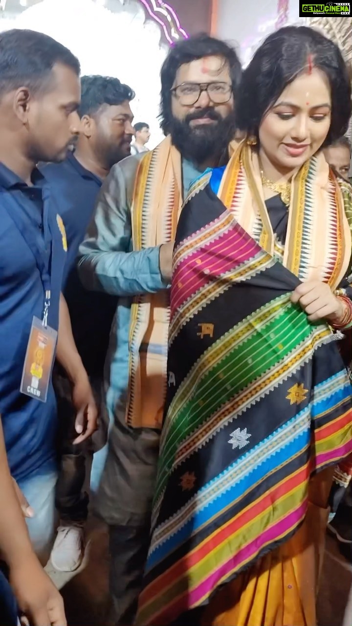 Archita Sahu Instagram - କଟକ ର ମେଢ ବିଶ୍ୱପ୍ରସିଦ୍ଧ | ଚାଲନ୍ତୁ ଯିବା ବୁଲି | ମଜା | PART ୨ | Cuttack❤️ @sabyasachi_actor Wearing my fav @iktaara_by_anindita #news18odiasaradiyasamman-2023 #news18odia #durgapuja #puja2023 #dussehra #maadurga #pujapandal #pandalhoping #metadurgapujasquad #durgapuja2023