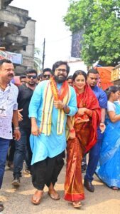 Archita Sahu Instagram - ଭିଡରେ ମେଢ ବୁଲିବାର ମଜା | PART 1 Bhubaneswar❤️ @sabyasachi_actor Wearing my fav @iktaara_by_anindita #news18odiasaradiyasamman-2023#news18odia #durgapuja #puja2023 #dussehra #maadurga #pujapandal #pandalhoping #metadurgapujasquad #durgapuja2023