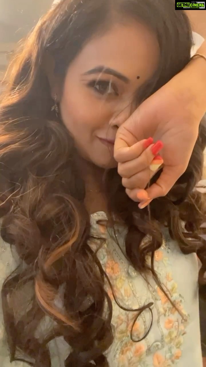 Archita Sahu Instagram - When it’s Friday night ! But I am stuck in shoot. #makeuproomscenes #fridaynight #fridayfever