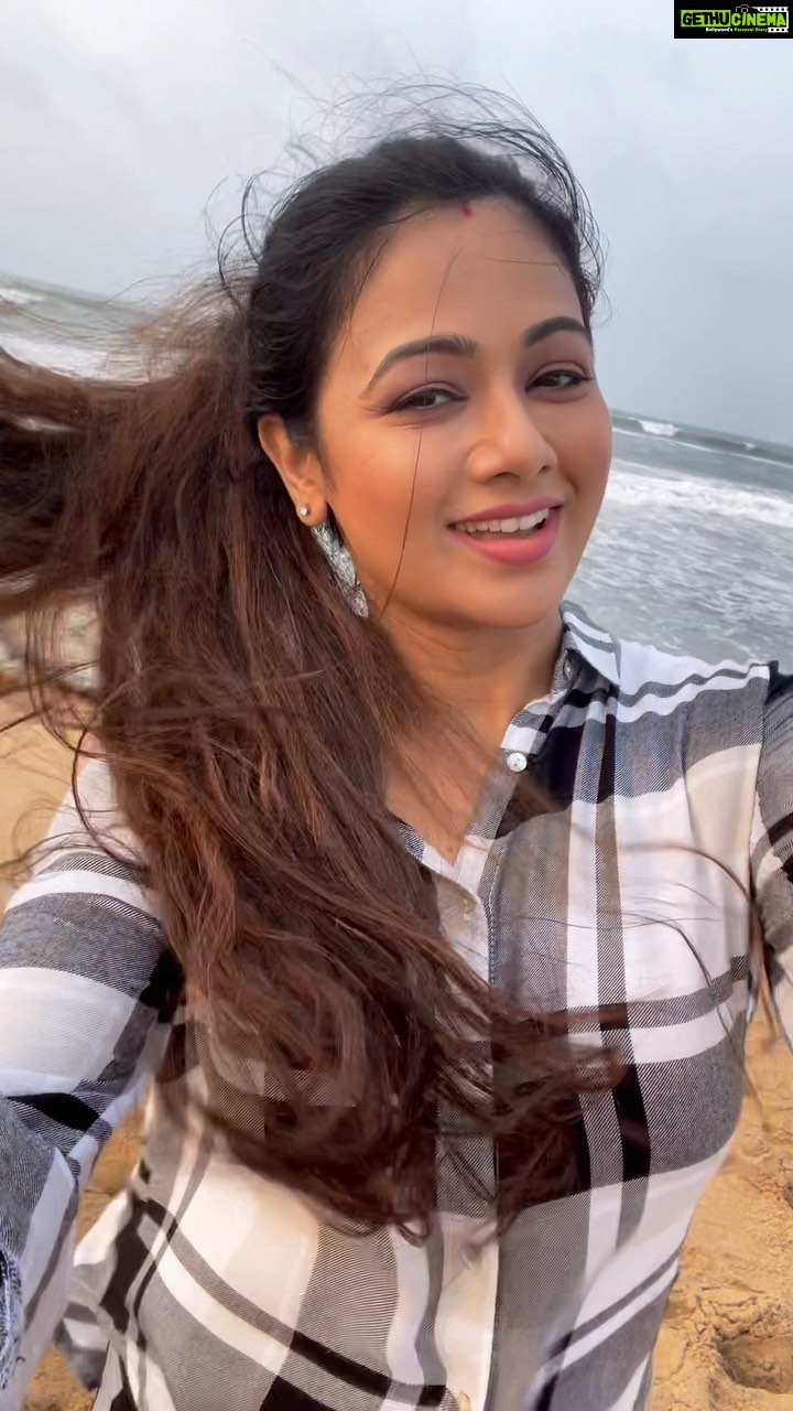 Archita Sahu - 180.6K Likes - Back on demand ! My famous chakri reel at the famous Golden beach Puri 😀😂

#archita #architaholics