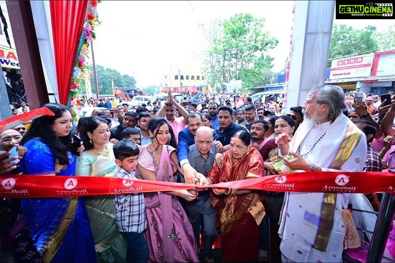 Archita Sahu Instagram - Bhawanipatna you stole my heart ❤️Arundhati jewellers new showroom brought me closer to you ! Celebration time it is ❤️ #proud #brandambassador #Archita #arundhatijewellers #bhawanipatna #odisha #love #heart