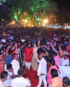 Archita Sahu Instagram - Bhubaneswar !!! Had never imagined Raja could be this grand here at Nayapalli and Nuagaon !!! Grateful for the love we got at both the places !
My outfit designed by @sabyasachi_satpathy @keembdanti 

#bhubaneswar #templecity #raja
