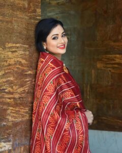 Archita Sahu Instagram - ପାର୍ବଣର ଆରମ୍ଭରେ ଆପଣଙ୍କୁ ଶୁଭେଚ୍ଛା |
କାଲିଠୁ ବୁଲିବା ମେଢ଼ |
No festival is complete without our own handloom @iktaara_by_anindita 
📸 @bikash.sahoo.5477 

#magnumopusodishaweaves
#iktaaraodiyavarnamalasaree
#MyHandloomMyPride #vocalforlocal #wearhandloom #handloomsaree  #archita #sabyarchita #odishaweaves #odishahandloom #sareestyling #fashionstyling #archita #sareefashion #sareelove #photography #sareephotography #sareecollection #odishaloom  #pattasaree #sareeindia