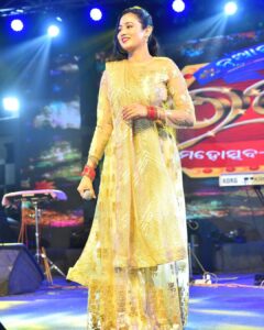 Archita Sahu Instagram - Bhubaneswar !!! Had never imagined Raja could be this grand here at Nayapalli and Nuagaon !!! Grateful for the love we got at both the places !
My outfit designed by @sabyasachi_satpathy @keembdanti 

#bhubaneswar #templecity #raja