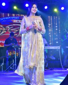 Archita Sahu Instagram - Bhubaneswar !!! Had never imagined Raja could be this grand here at Nayapalli and Nuagaon !!! Grateful for the love we got at both the places !
My outfit designed by @sabyasachi_satpathy @keembdanti 

#bhubaneswar #templecity #raja