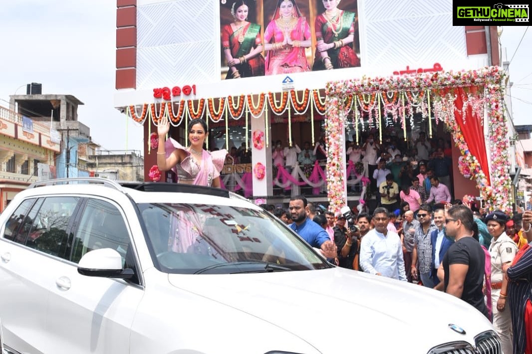 Archita Sahu Instagram - Bhawanipatna you stole my heart ❤️Arundhati jewellers new showroom brought me closer to you ! Celebration time it is ❤️ #proud #brandambassador #Archita #arundhatijewellers #bhawanipatna #odisha #love #heart