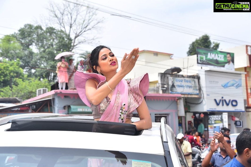 Archita Sahu Instagram - Bhawanipatna you stole my heart ❤️Arundhati jewellers new showroom brought me closer to you ! Celebration time it is ❤️ #proud #brandambassador #Archita #arundhatijewellers #bhawanipatna #odisha #love #heart