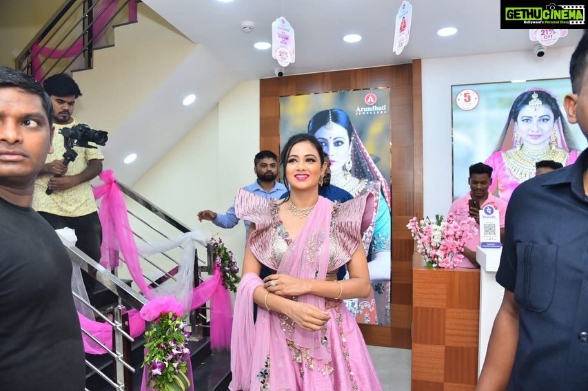 Archita Sahu Instagram - Bhawanipatna you stole my heart ❤️Arundhati jewellers new showroom brought me closer to you ! Celebration time it is ❤️ #proud #brandambassador #Archita #arundhatijewellers #bhawanipatna #odisha #love #heart