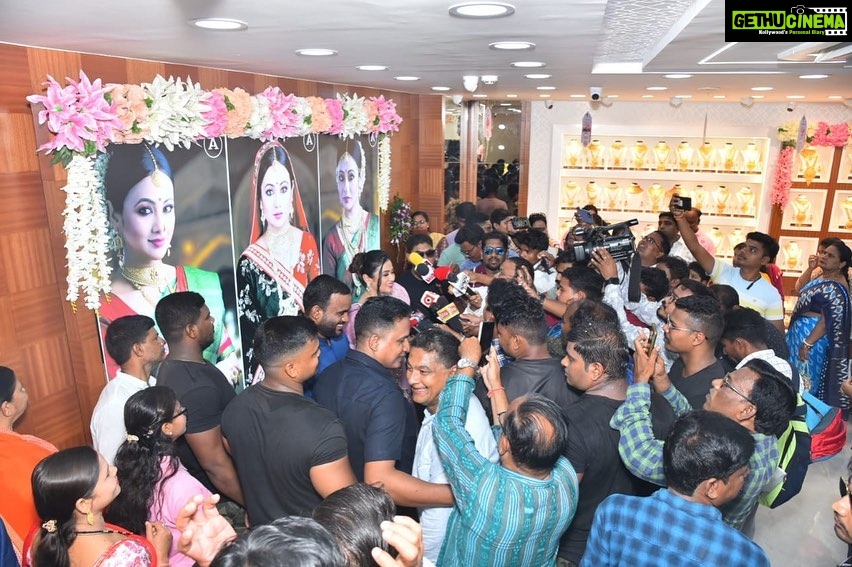 Archita Sahu Instagram - Bhawanipatna you stole my heart ❤️Arundhati jewellers new showroom brought me closer to you ! Celebration time it is ❤️ #proud #brandambassador #Archita #arundhatijewellers #bhawanipatna #odisha #love #heart
