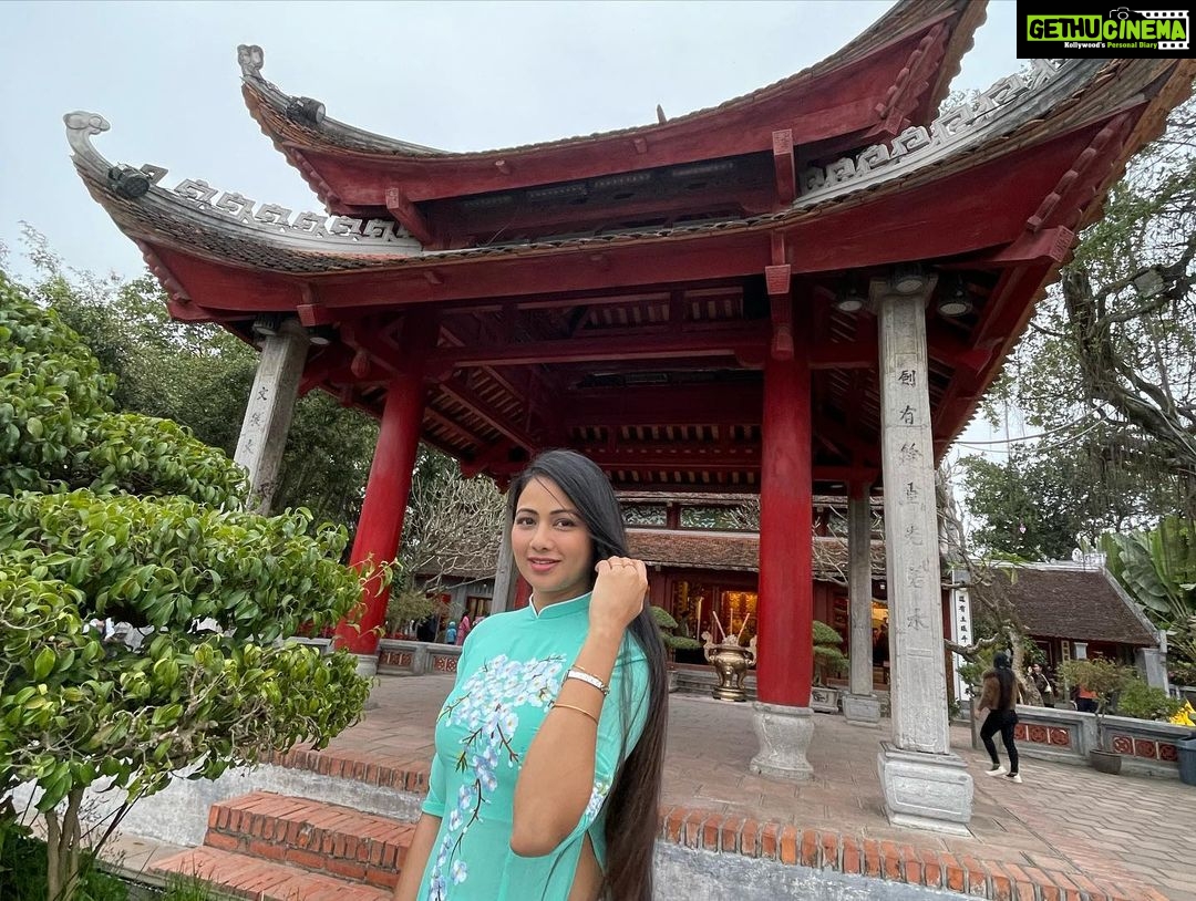 Archita Sahu Instagram - Many of you asked what I was wearing in last few posts . That’s ‘Ao dai’ . It’s the Vietnamese dress basically a silk tunic with straight pants . I got to know about it while talking to few locals who helped me with the shop address too to buy from. And here I am with few newly made local friends ❤️ NB : last pic shows my touristy mode 😂 #aodai #hoankiem #cafe #SabyArchita #archita #travel #road #rickshaw #bus #cafehoankiem #highlandcoffee