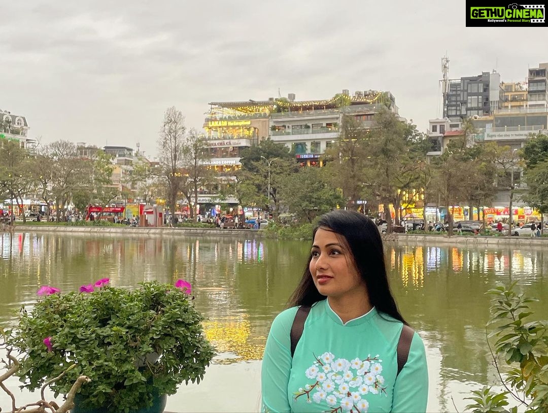 Archita Sahu Instagram - Many of you asked what I was wearing in last few posts . That’s ‘Ao dai’ . It’s the Vietnamese dress basically a silk tunic with straight pants . I got to know about it while talking to few locals who helped me with the shop address too to buy from. And here I am with few newly made local friends ❤️ NB : last pic shows my touristy mode 😂 #aodai #hoankiem #cafe #SabyArchita #archita #travel #road #rickshaw #bus #cafehoankiem #highlandcoffee