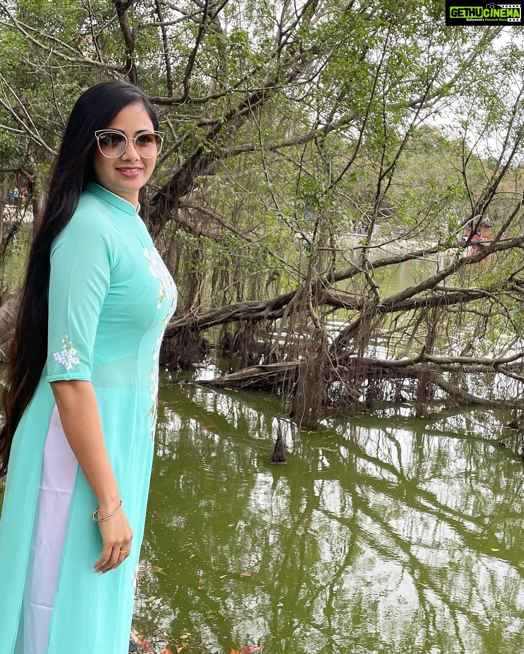 Archita Sahu Instagram - Many of you asked what I was wearing in last few posts . That’s ‘Ao dai’ . It’s the Vietnamese dress basically a silk tunic with straight pants . I got to know about it while talking to few locals who helped me with the shop address too to buy from. And here I am with few newly made local friends ❤️ NB : last pic shows my touristy mode 😂 #aodai #hoankiem #cafe #SabyArchita #archita #travel #road #rickshaw #bus #cafehoankiem #highlandcoffee