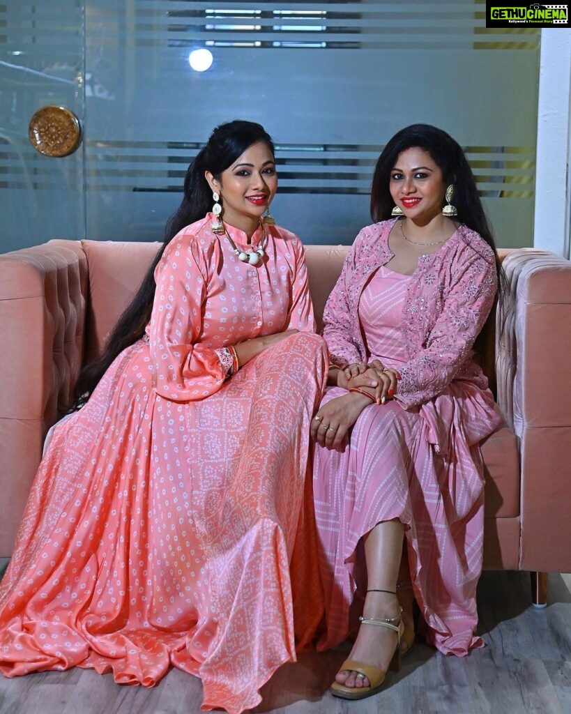 Archita Sahu Instagram - Festivals are here !!! ♥️♥️♥️ Get ready with your loved ones in the unique collections by @evolveamultidesignerstore My partner in style 💃🏼@arpitasahu6 📸@bikash.sahoo.5477 #pujacollections2023 #peach #indowesternstyle #archita