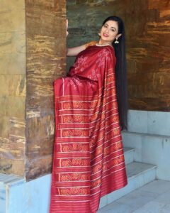 Archita Sahu Instagram - ପାର୍ବଣର ଆରମ୍ଭରେ ଆପଣଙ୍କୁ ଶୁଭେଚ୍ଛା |
କାଲିଠୁ ବୁଲିବା ମେଢ଼ |
No festival is complete without our own handloom @iktaara_by_anindita 
📸 @bikash.sahoo.5477 

#magnumopusodishaweaves
#iktaaraodiyavarnamalasaree
#MyHandloomMyPride #vocalforlocal #wearhandloom #handloomsaree  #archita #sabyarchita #odishaweaves #odishahandloom #sareestyling #fashionstyling #archita #sareefashion #sareelove #photography #sareephotography #sareecollection #odishaloom  #pattasaree #sareeindia