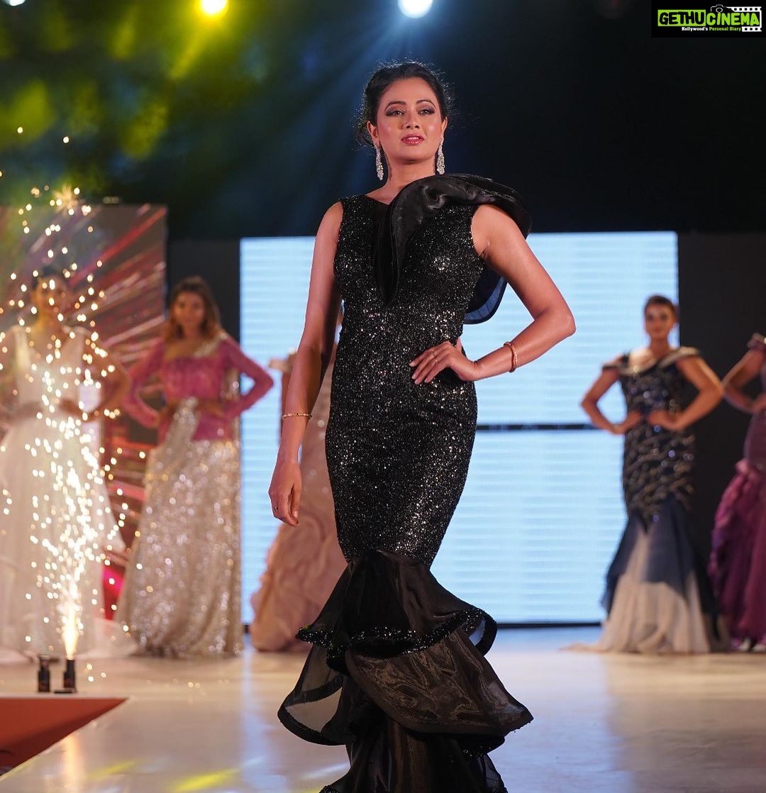 Archita Sahu Instagram - Walk walk walk until you reach the head of the ramp ….I mean your dream !!!! For @ecobelleza_rourkela @ecobellezathesalon @smriti_sweta congratulations for adding another feather to your cap🎓 #rampshow #black #rampwalk #ramplife #fashion #fashionmodel #fashionista #fashionweek #fashionstyle #blackgown #blackgirlmagic #blacklove