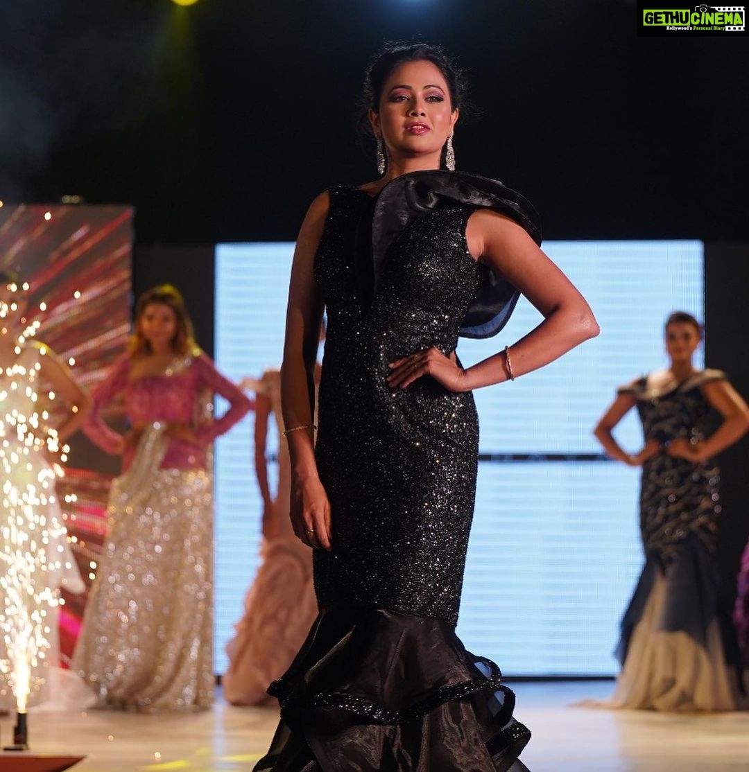 Archita Sahu Instagram - Walk walk walk until you reach the head of the ramp ….I mean your dream !!!! For @ecobelleza_rourkela @ecobellezathesalon @smriti_sweta congratulations for adding another feather to your cap🎓 #rampshow #black #rampwalk #ramplife #fashion #fashionmodel #fashionista #fashionweek #fashionstyle #blackgown #blackgirlmagic #blacklove
