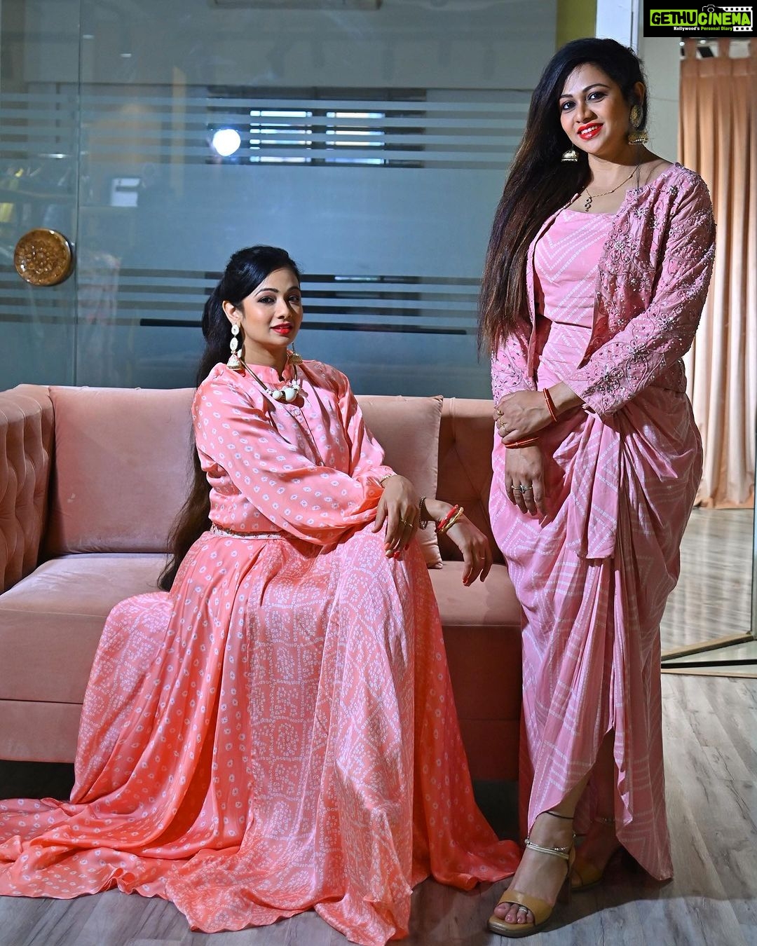 Archita Sahu Instagram - Festivals are here !!! ♥️♥️♥️ Get ready with your loved ones in the unique collections by @evolveamultidesignerstore My partner in style 💃🏼@arpitasahu6 📸@bikash.sahoo.5477 #pujacollections2023 #peach #indowesternstyle #archita