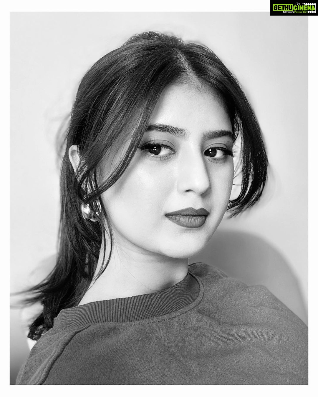 Arishfa Khan Instagram - You should see me in a crown🖤