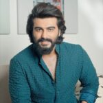 Arjun Kapoor Instagram - Tyohaaron ka season hai, partiyaan toh honi hain! And the first thing you do, when planning a party, is make a list. But, with JioMart’s JioUtsav, all you need to do is download the app and shop! They have really cool deals on home decor items, electronics, fashion, kitchen appliances, groceries and more; tyohaar celebrate honge, full taiyaari ke saath! Get shopping now! #JioUtsav #CelebrationsOfIndia