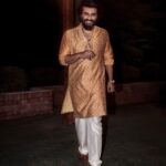 Arjun Kapoor Instagram - I got that sunshine in my kurta 🌞 It's Navratri time! 💛 #HappyNavratri #FestiveVibe