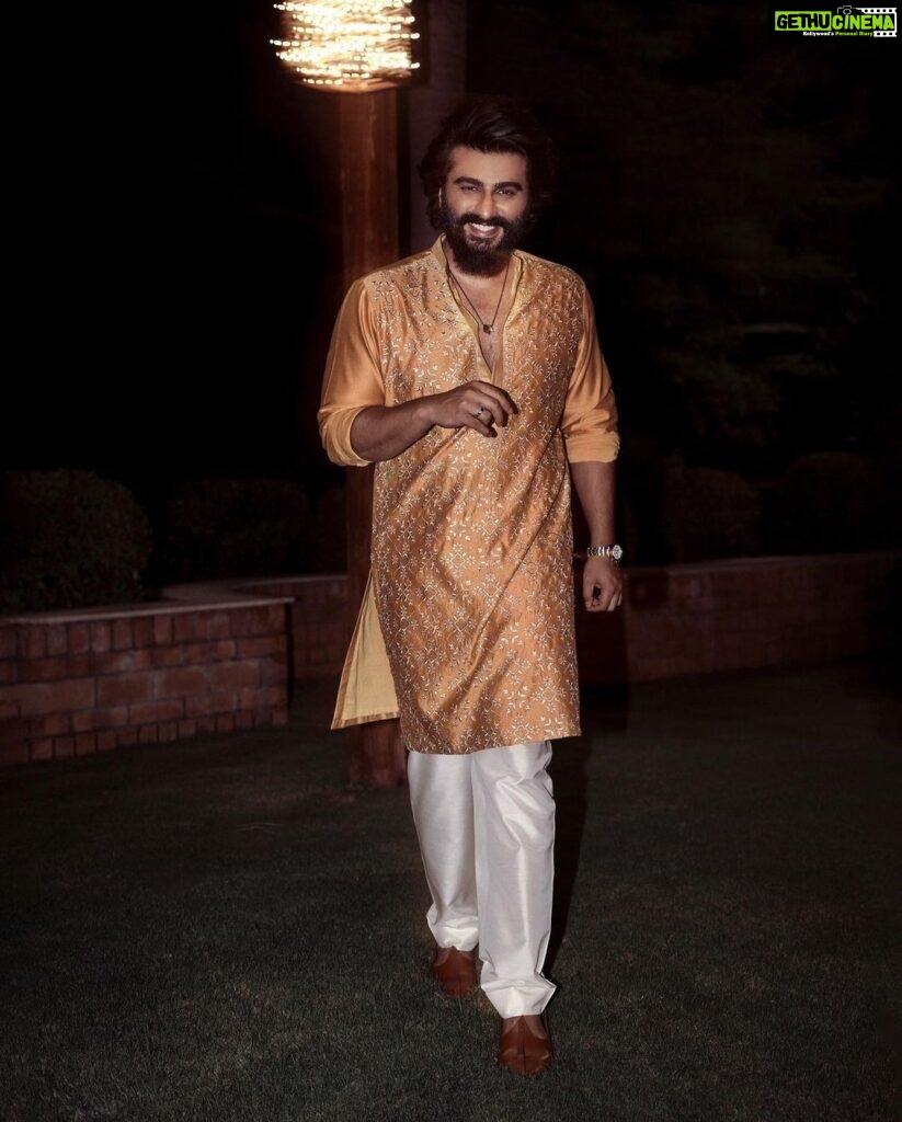 Arjun Kapoor Instagram - I got that sunshine in my kurta 🌞 It's Navratri time! 💛 #HappyNavratri #FestiveVibe