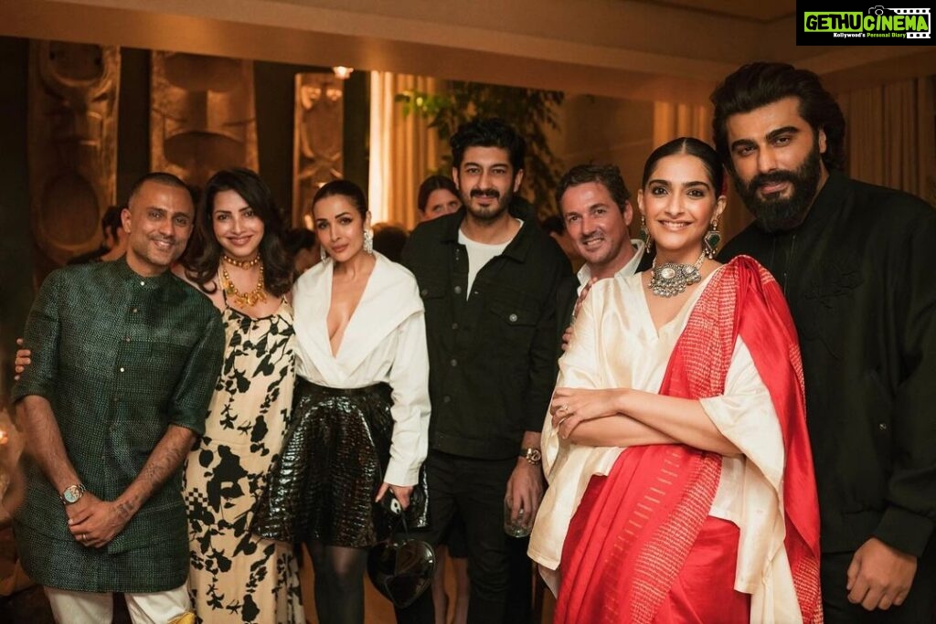 Arjun Kapoor Instagram - A night to remember… To meet someone u have admired from afar for so many years & to be able to talk face to face with him about his new life in Miami, football, India, travel, his kids, philanthropy & everything else I could squeeze into a 15 minute dinner table chat. Grateful to have met @davidbeckham & completely in awe of his genuine sincerity towards spending time with all of us & being kind enough to allow every fan boy/girl in that room to feel elated to get a picture & time with him… Thank You @sonamkapoor & @anandahuja for fulfilling this childhood dream of mine !!! #whatanight #legend #beckham