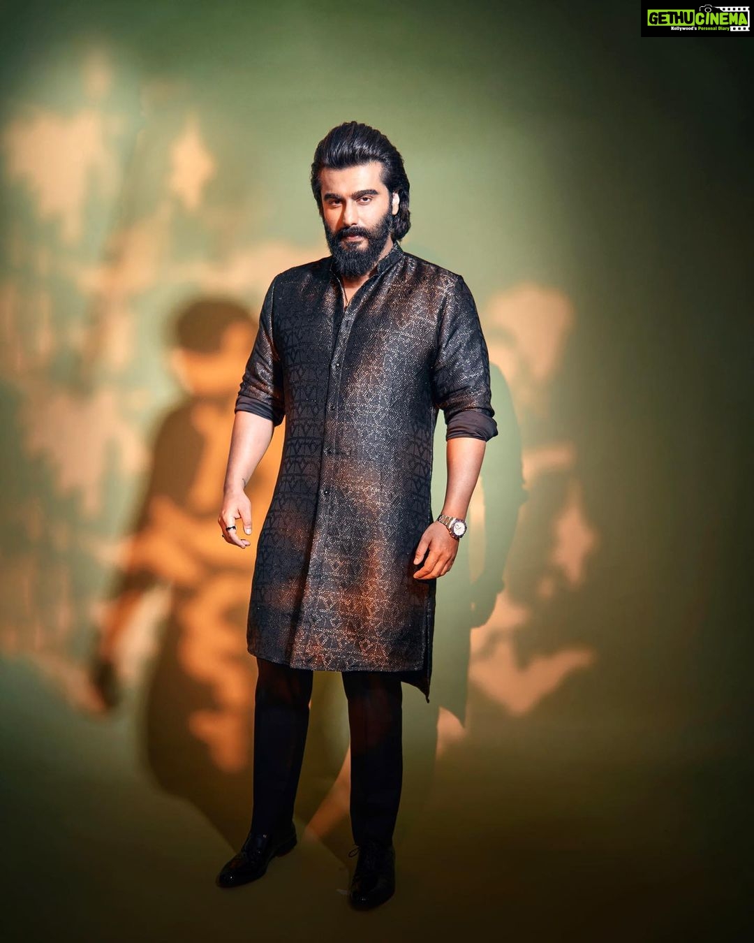 Arjun Kapoor Instagram - When the best friend customises the Diwali look for you 🫶🏻@kunalrawalofficial @kunalrawaldstress . . . . Photographer - @vidhigodha Styled by - @ekalakhani Style team - @nandini._.khetan @itsfatimabaluch Hair - @aalimhakim @bashir.hair Makeup - @vickybanatkar Jewellery - @louisvuitton