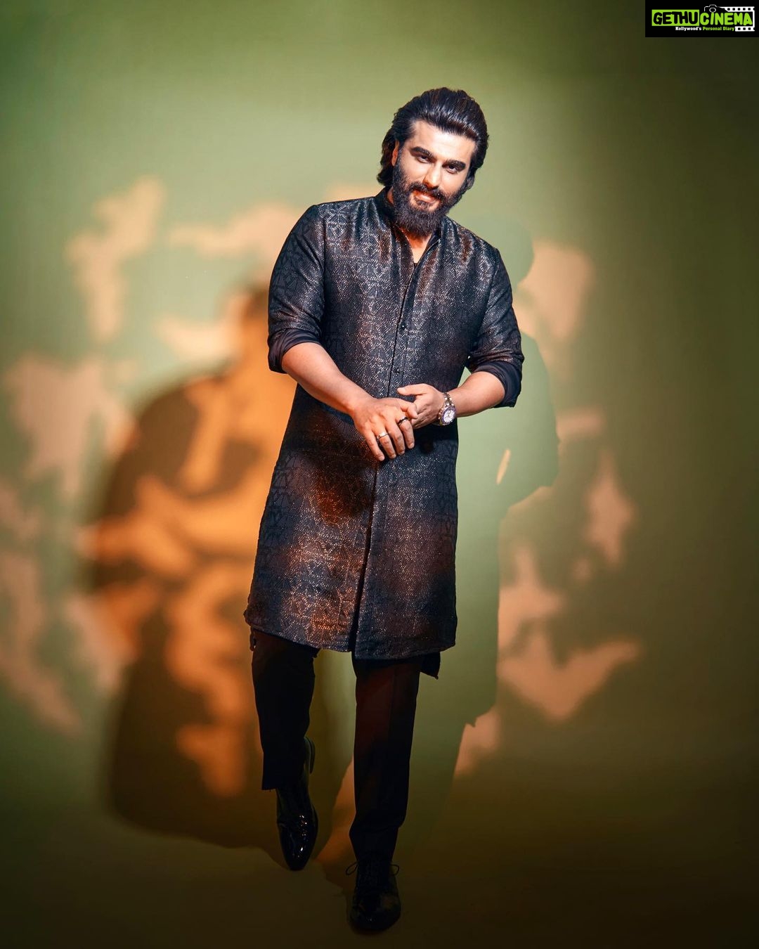 Arjun Kapoor Instagram - When the best friend customises the Diwali look for you 🫶🏻@kunalrawalofficial @kunalrawaldstress . . . . Photographer - @vidhigodha Styled by - @ekalakhani Style team - @nandini._.khetan @itsfatimabaluch Hair - @aalimhakim @bashir.hair Makeup - @vickybanatkar Jewellery - @louisvuitton