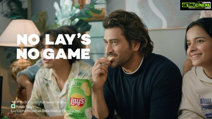 Arjun Kapoor Instagram - Kya baat hai, Mahi bhai! 🏏 Totally vibing with you on this one – the ultimate match-watching experience? That’s right, it’s with Lay’s at home! 🙌🏻😉 #NoLaysNoGame #collab @lays_india