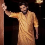 Arjun Kapoor Instagram - I got that sunshine in my kurta 🌞 It's Navratri time! 💛 #HappyNavratri #FestiveVibe