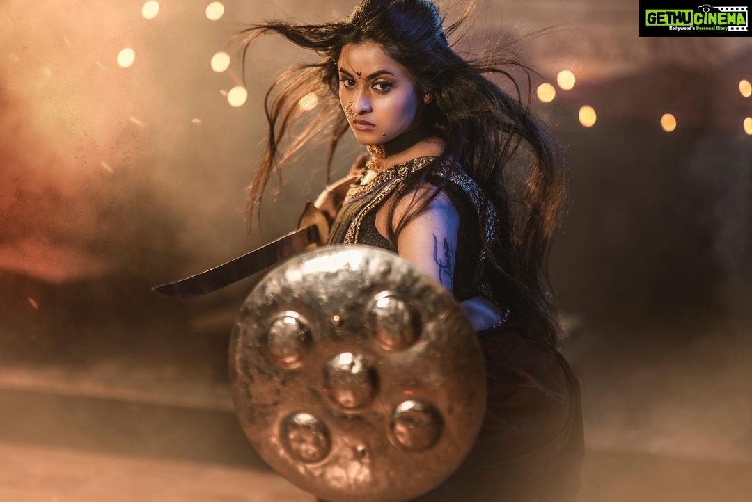 Arthana Binu Instagram - SHAKTI- The fearless feminine . . May you conquer the negativity within and spread joy during this vijayadashami (P.S Had to delete the same post which I put up in the morning and repost it due to some technical glitch 😇) . . Conceptualisation and direction: @drsmahesh MUAH: @obsession_beautylounge Styling: Priya Mahesh DOP: Subin Krishna Design: Bharath